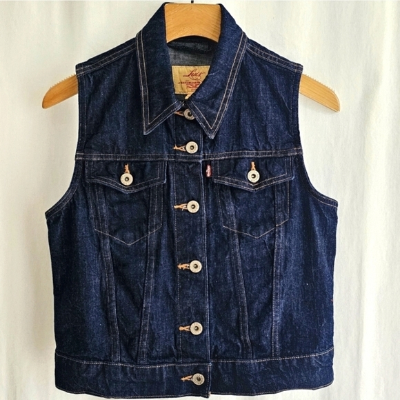 Levi's Premium Point Collar Sleeveless Denim Vest - Picture 4 of 16